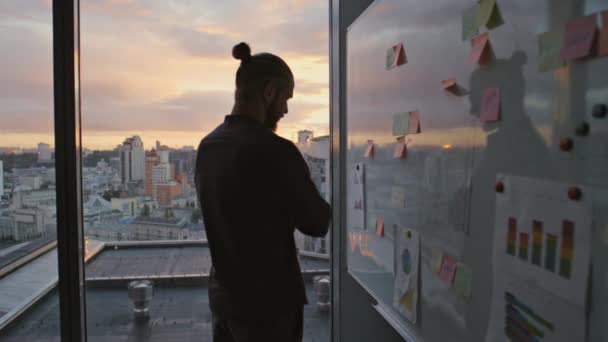 Gece Ofisindeki Adamı Silueti Düşünce Notları Çıkartma Duvarındaki Toplantı Odasındaki — Stok video
