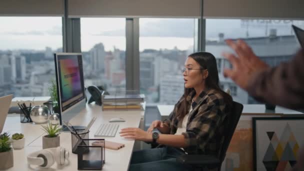 Brillenfrau Begrüßt Kollegin Großaufnahme Büro Kluger Mann Der Computer Ratschläge — Stockvideo