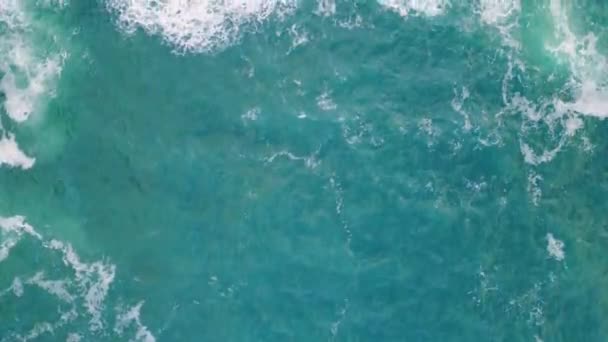 Oceano Azul Áspero Espirrando Espuma Vista Aérea Penhasco Pedra Ondas — Vídeo de Stock