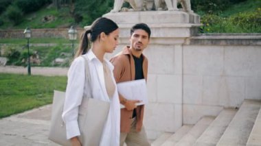 Ciddi meslektaşlarım merdivenleri yakın çekimde yürüyorlar. Odaklanmış iş adamları sakince konuşarak işe gidecekler. Sorunları çözmek için belgeleri kontrol eden kafası karışık bir kadın. Girişimci çift önemli bir toplantıya hazırlanıyor