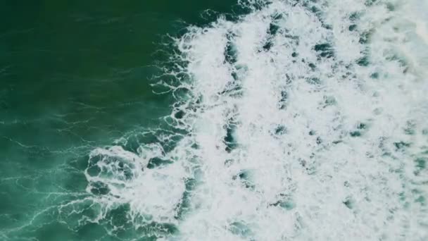 超スローモーションで波打つ白い海泡 海岸に転がり落ちる空中深い暗い海の水 嵐の海の波と美しい海辺の風景を表示します 劇的な海洋景観 — ストック動画