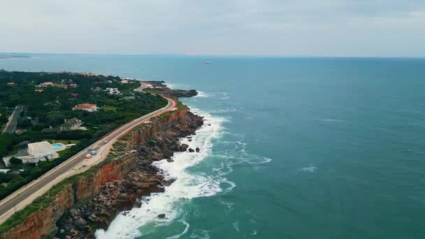 Drone Pohled Přímořský Asfalt Silnice Táhnoucí Krásné Skalnaté Moře Pobřeží — Stock video