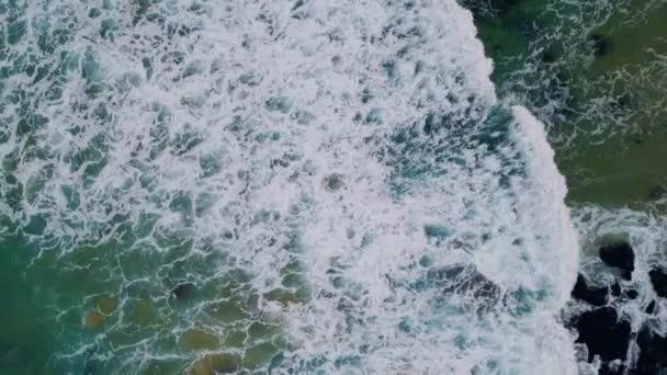 Draufsicht Raue Wellen Die Auf Küstenfelsen Krachen Und Weißen Schaum — Stockvideo