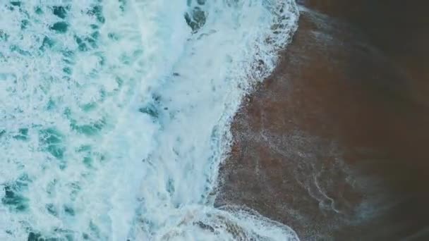 Onde Oceaniche Tempestose Incontro Sabbia Spiaggia Tropicale Rendendo Schiuma Bianca — Video Stock