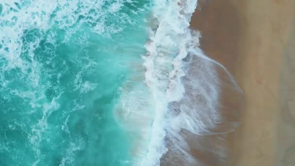 空の熱帯砂のビーチで美しい空中の海の泡が飛び散る ターコイズ色の嵐の海の波の海岸のスローモーションに圧延 素晴らしい海のうねり洗濯海岸線夏の日 休暇の概念 — ストック動画