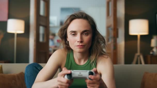 Pov专注于国内玩家游戏控制器 年轻而严肃的女人独自拿着操纵杆在客厅里玩赛车游戏 让千禧年女孩享受游戏机特写 — 图库视频影像