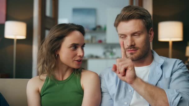 Amantes Relaxados Close Conversando Casa Fim Semana Homem Gesto Sério — Vídeo de Stock