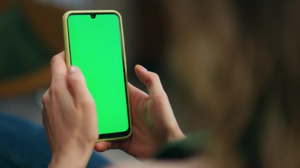 Жінка Торкається Зеленого Екрану Телефону Приміщенні Крупним Планом Невідома Розслаблена — стокове відео