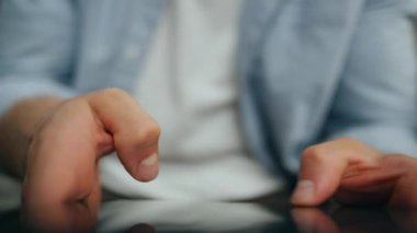 İş adamı elleri dokunmatik ekranlı bilgisayarı kapatıyor. Dijital tablet yazan tanınmayan bir adam iş e-postası yazıyor. Öğrenci, uzak bir iş yerinde internete tek başına dokunuyor
