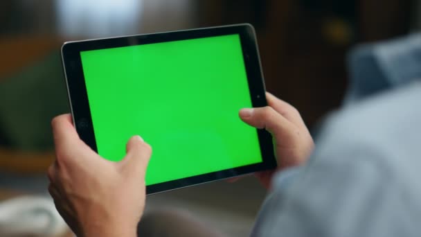 Tangan Pemain Bermain Tablet Mockup Kamar Pendekatan Anonim Pria Menyentuh — Stok Video