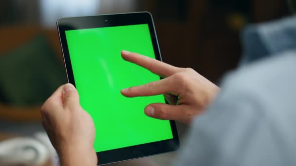 Estudante Dedos Zoom Greenscreen Tablet Casa Closeup Homem Anônimo Navegar — Vídeo de Stock