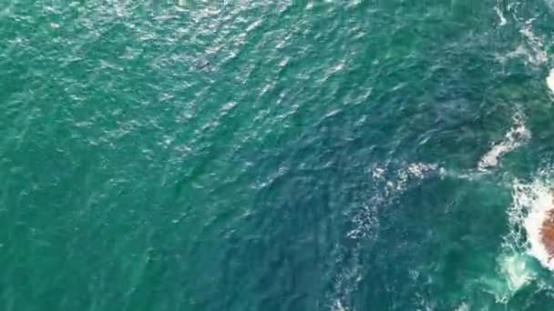 Nahaufnahme Meer Plätschernde Oberfläche Die Sonnenstrahlen Reflektiert Segeljacht Aus Der — Stockvideo