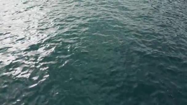 Detailní Hladina Oceánu Odrážející Sluneční Paprsky Dron Pohled Klidné Moře — Stock video