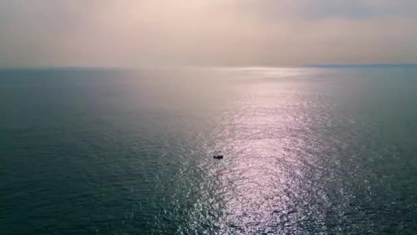 Osamělý Člun Plovoucí Nekonečným Výhledem Oceán Motorová Jachta Plachtění Úžasné — Stock video