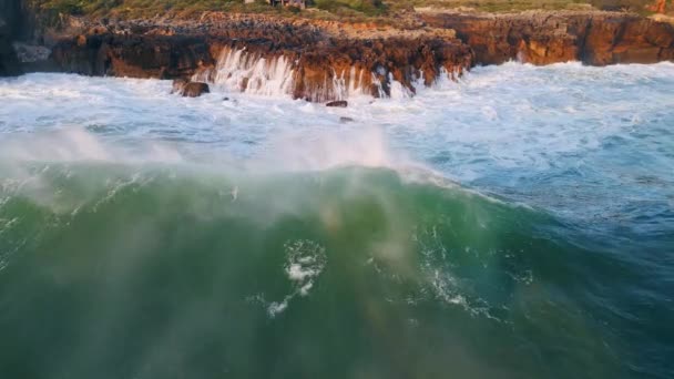 Schuimend Water Spatten Rotsen Kustlijn Van Dichtbij Drone View Verbluffende — Stockvideo