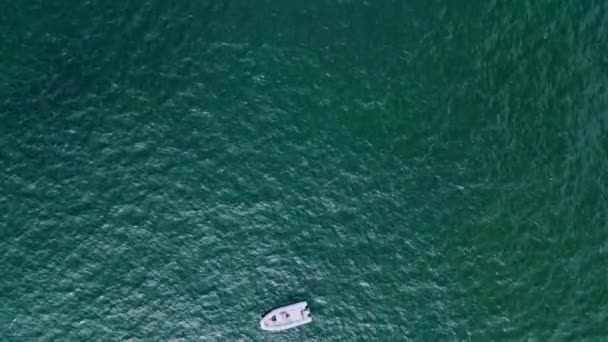 Yüzen Yüzeyinde Yüzen Katamaran Manzarası Lüks Yelkenli Derin Gri Denizde — Stok video