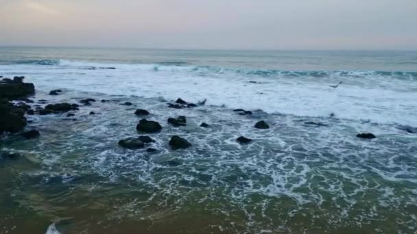Zatažený Oceán Cákající Útesy Přírody Pláži Detailní Velké Vlny Pokrývající — Stock video