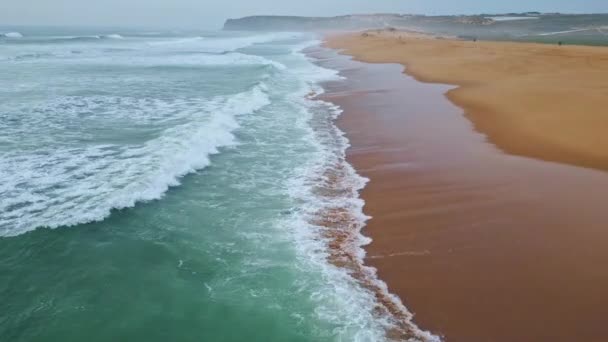 Ponurý Mořský Příboj Zpomaluje Přírodu Klidné Mořské Pobřeží Pěnivými Šedými — Stock video