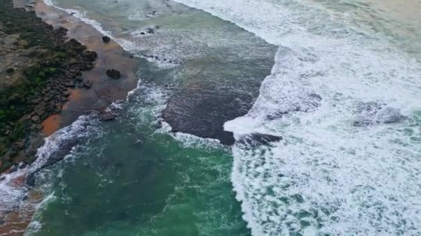 Mare Appannato Copertura Spiaggia Drone Vista Tempo Nebbioso Cupo Drammatico — Video Stock