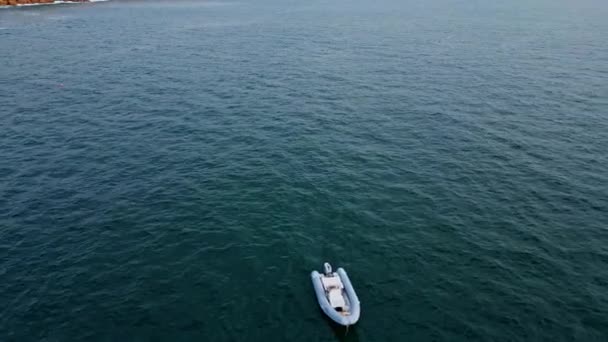 Nafukovací Člun Nekonečné Vody Mořské Pláně Zblízka Letecký Pohled Luxusní — Stock video
