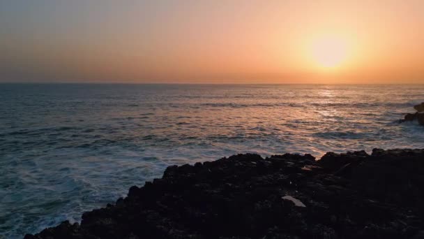 Plážové Vlny Vlnící Krajinou Ranním Pobřeží Dron Pohled Teplé Barvy — Stock video
