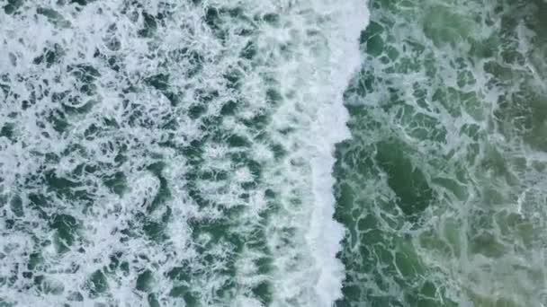 Agua Mar Tormentosa Rompiendo Playa Arena Cámara Lenta Vista Aérea — Vídeos de Stock