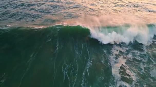 Fechar Maré Áspera Espumando Natureza Drone Vista Tsunami Mar Dramático — Vídeo de Stock