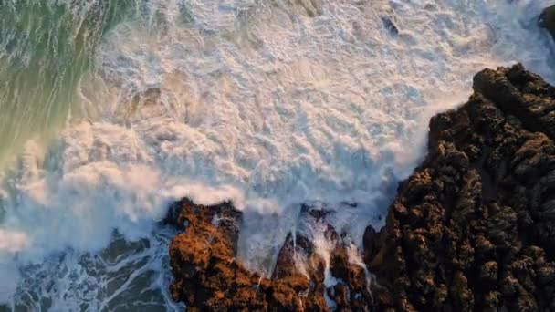 Las Tormentosas Olas Del Mar Salpicando Los Acantilados Costa Vista — Vídeos de Stock