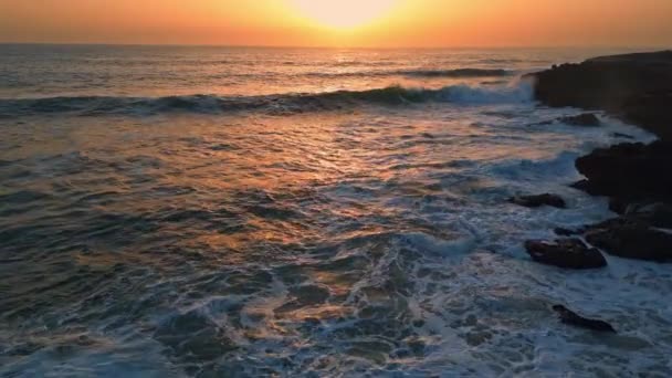 Mar Tempestuoso Quebrando Falésias Pôr Sol Vista Drone Ondas Oceânicas — Vídeo de Stock