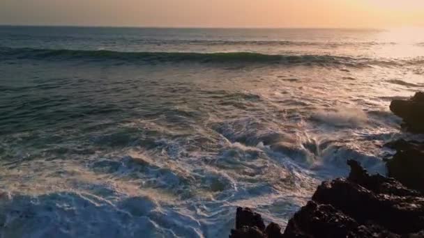 นทะเลโฟมล างย งทางอากาศชายฝ นงดงามของพระอาท ตกในฤด อนส ทองเหน วทะเลระลอก ทรงพล งสาดหน — วีดีโอสต็อก