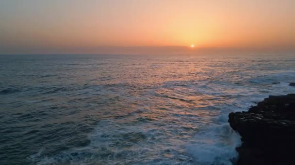 Fırtınalı Deniz Günbatımı Ufku Manzarası Karanlık Kayaların Köpüklü Suları Alacakaranlıktaki — Stok video