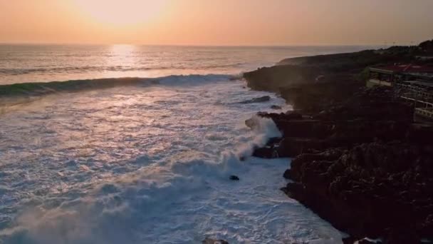 파도가 하늘에서 바위에 부딪치고 있습니다 해안을 안개낀 파도의 아름다운 해변의 — 비디오