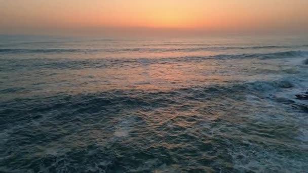 Sabah Deniz Sörfü Yavaş Çekim Sıçrıyor Kayalık Yamaçtaki Dramatik Deniz — Stok video