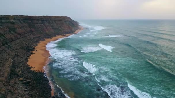 Köpüklü Sızıntısı Plaj Drone Görüntüsü Volkanik Kayaları Kaplayan Sörf Dalgaları — Stok video