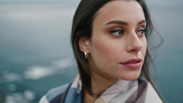 Portræt Smuk Ung Kvinde Stående Foran Grå Dystre Seascape Afslappet – Stock-video