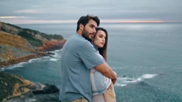 Paisible Jeune Couple Debout Sur Colline Côtière Regardant Sombre Paysage — Video