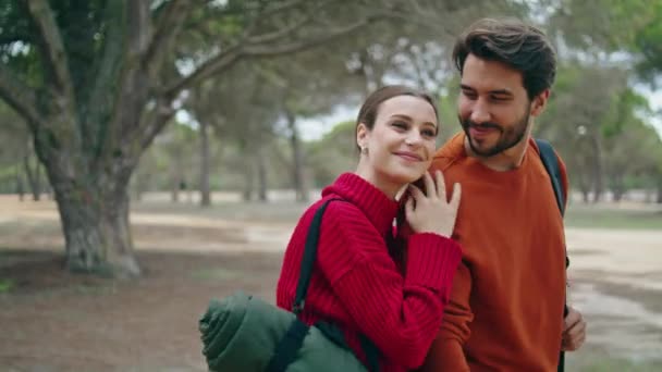 Sonbahar Ormanlarında Ele Tutuşup Öpüşen Romantik Bir Çift Sırt Çantalarıyla — Stok video