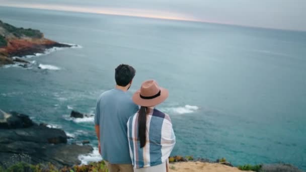 Romantisch Jong Stel Wandelen Naar Prachtige Zee Uitzicht Achterkant Ontspannen — Stockvideo
