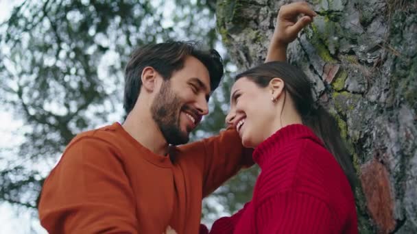 Щаслива Усміхнена Пара Стоїть Осінній Ліс Спирається Дерево Крупним Планом — стокове відео