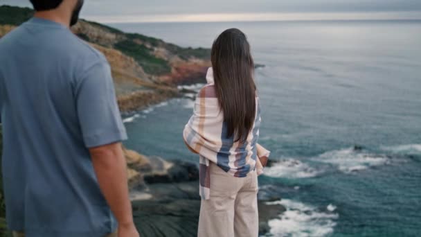 Pasangan Muda Sensual Menikmati Malam Berawan Pantai Laut Pria Berjanggut — Stok Video
