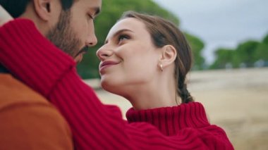 Yakından mutlu aşıklar güzel doğayı öpüyor. Birbirine aşık bir çiftin portresi romantik bir hafta sonunun keyfini çıkarır. Dışarıda sakallı adamı kucaklayan çekici bir kadın. İlişki kavramı.