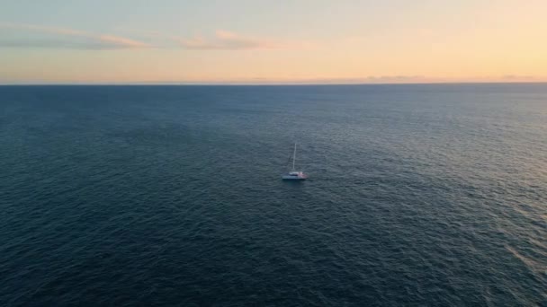 Πολυτελής Σκούνα Κρουαζιέρα Στον Ωκεανό Γαλήνια Ημέρα Κηφήνας Θέα Λευκό — Αρχείο Βίντεο
