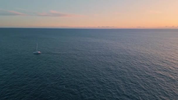Vedere Aeriană Iaht Navighează Orizontul Apusului Soare Barca Motor Plutind — Videoclip de stoc