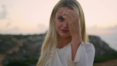 Sarışın manken, akşam şatosu portresi. Rahat kız saçlarına dokunuyor ve gün batımını seyrediyor. Vahşi doğa yakın plan. Terk edilmiş manzaralarda poz veren şefkatli bir kadın. Kadın turist yalnız yürüyor.