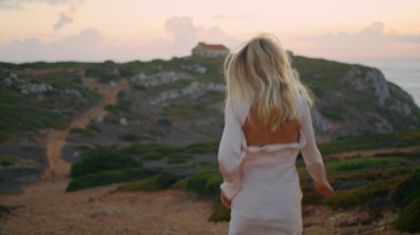 Uçurum yolunu yöneten kimliği belirsiz bir kız var. Dağın dikiz aynasından bakan kadın turist. Çıplak kadın, Sea Hill Doğa 'yı keşfediyor. Tanınmayan model yaz günbatımının tadını çıkarıyor 