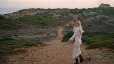 Heyecanlı bayan tek başına şatoya adım atıyor. Sarışın kadın tatilini eski Castle Cliff 'te geçiriyor. Rahat kız akşam doğasının tadını çıkarıyor. Kadın turist etrafı kolaçan ediyor.