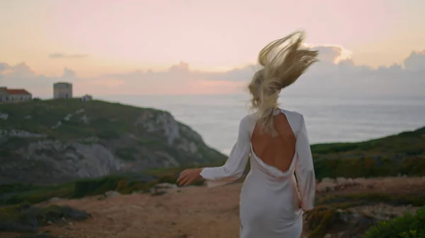 Blondynka Przenosząca Zamek Wybrzeże Szczęśliwa Dziewczyna Biegnie Piękną Pustą Doliną — Zdjęcie stockowe
