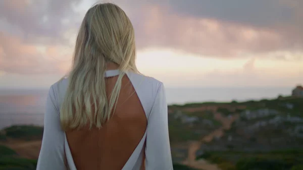 Bilinmeyen Kız Günbatımı Tepenin Arkasından Bakıyor Çıplak Arka Elbiseli Kadın — Stok fotoğraf