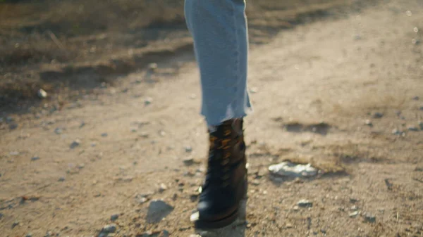 Nieznana Dziewczyna Zbliża Się Drogi Jeansy Kobieta Nogi Podejmowania Kroki — Zdjęcie stockowe