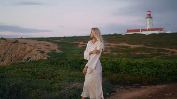 Ruhige Dame Entspannend Leuchtturm Natur Porträt Blondes Mädchen Posiert Sonnenuntergangslandschaft — Stockfoto
